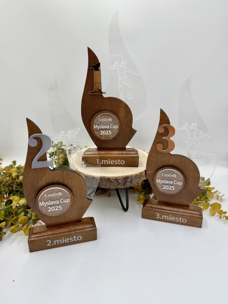 Drevená trofej s plexisklom